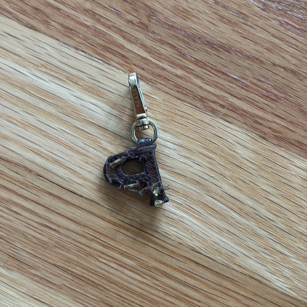PRADA Initial P Leather Beaded Purse Clip.
Box and Ribbon included. Florence buy - Picture 4 of 6